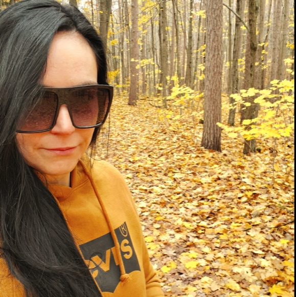 Meet your Posher, Melissa - Picture 1 of 1